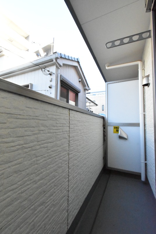 ��ʌ��������܎s�΋�厚���̃A�p�[�g�̃o���R�j�[