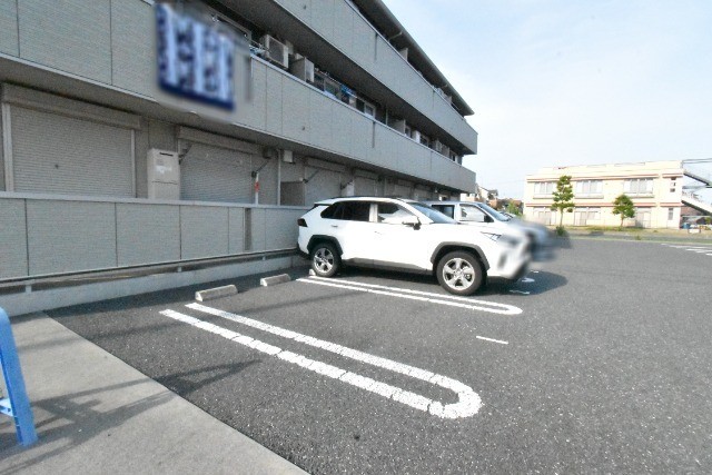 ��ʌ��z�J�s���C�N�^�E���P���ڂ̃A�p�[�g�̒��ԏ�