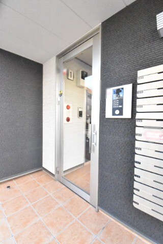 ��ʌ��z�J�s�ԎR�{���̃A�p�[�g�̃G���g�����X