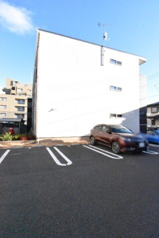 ��ʌ��z�J�s�ԎR�{���̃A�p�[�g�̒��ԏ�