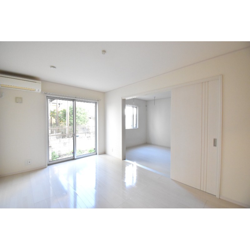 ��ʌ�����s������R���ڂ̃A�p�[�g�̋����E���r���O