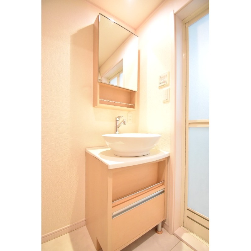 ��ʌ�����s������R���ڂ̃A�p�[�g�̐��ʏ�