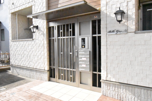 ��ʌ������s�������̃A�p�[�g�̃G���g�����X