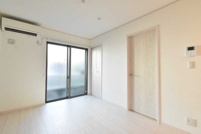 ��ʌ������s�����R���ڂ̃A�p�[�g�̋��ԁE���r���O