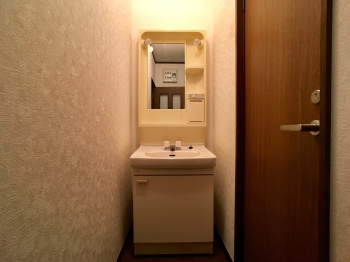 ��ʌ�����s�厚����O�̃A�p�[�g�̐��ʏ�