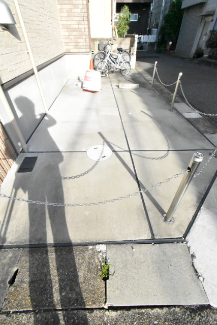 ��ʌ������s�����R���ڂ̃A�p�[�g�̒��ԏ�