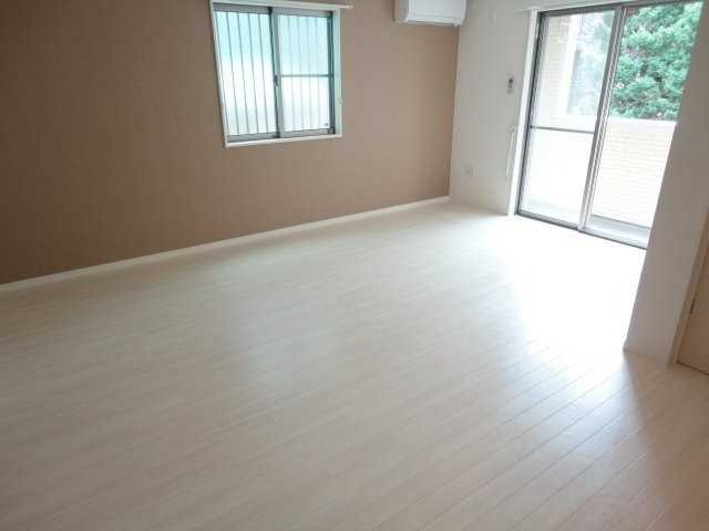 ��ʌ�����s�厚�ΐ_�̃A�p�[�g�̋��ԁE���r���O