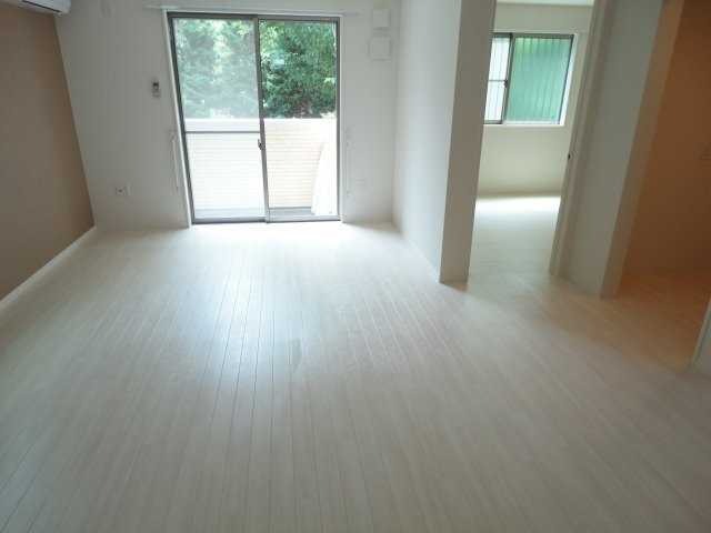 ��ʌ�����s�厚�ΐ_�̃A�p�[�g�̋����E���r���O