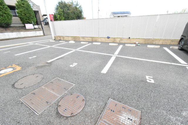 ��ʌ�����s�厚�ΐ_�̃A�p�[�g�̒��ԏ�