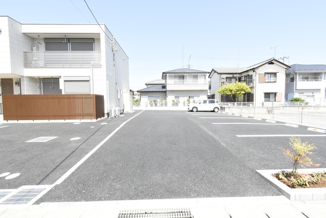 ��ʌ��F�J�s�E�Z�Ԃ̃}���V�����̒��ԏ�