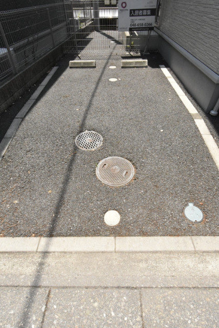 ��ʌ��������܎s�k����i���Q���ڂ̃A�p�[�g�̒��ԏ�