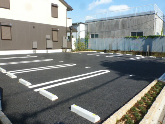 ��ʌ�����s�O�c�a�Q���ڂ̃A�p�[�g�̒��ԏ�