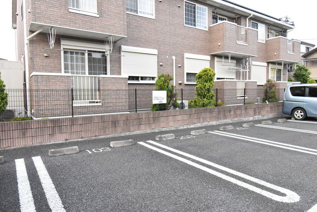 ��ʌ�����s�厚�ΐ_�̃A�p�[�g�̒��ԏ�