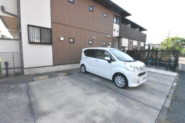 ��ʌ��z�J�s���C�N�^�E���Q���ڂ̃A�p�[�g�̒��ԏ�