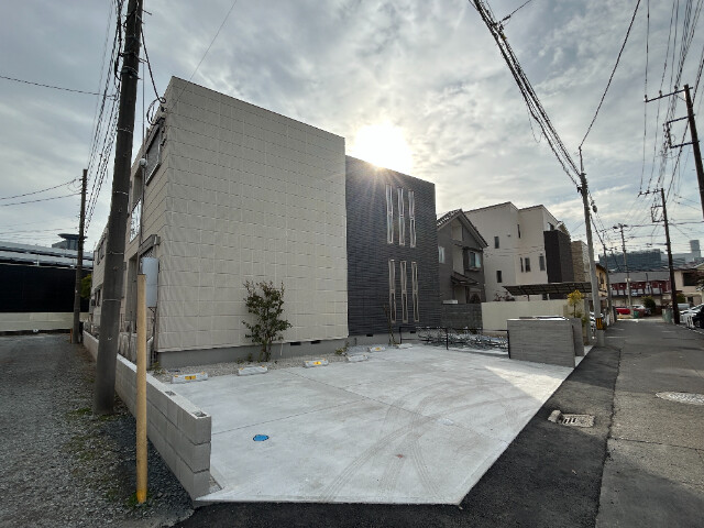 ��ʌ��������܎s��{��g�~���S����206�̃}���V�����̌����O��