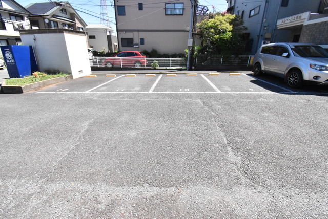 ��ʌ�����s�k����P���ڂ̃}���V�����̒��ԏ�