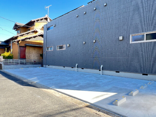 ��ʌ��g��s����Q���ڂ̃}���V�����̒��ԏ�