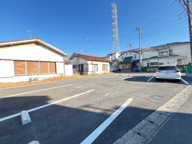 ��ʌ��g��s����Q���ڂ̃}���V�����̒��ԏ�