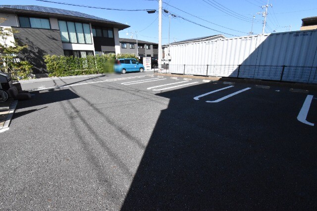 ��ʌ��z�J�s���C�N�^�E���U���ڂ̃A�p�[�g�̒��ԏ�