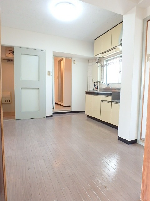 ��ʌ��������܎s�΋擌�Y�a�Q���ڂ̃}���V�����̋��ԁE���r���O