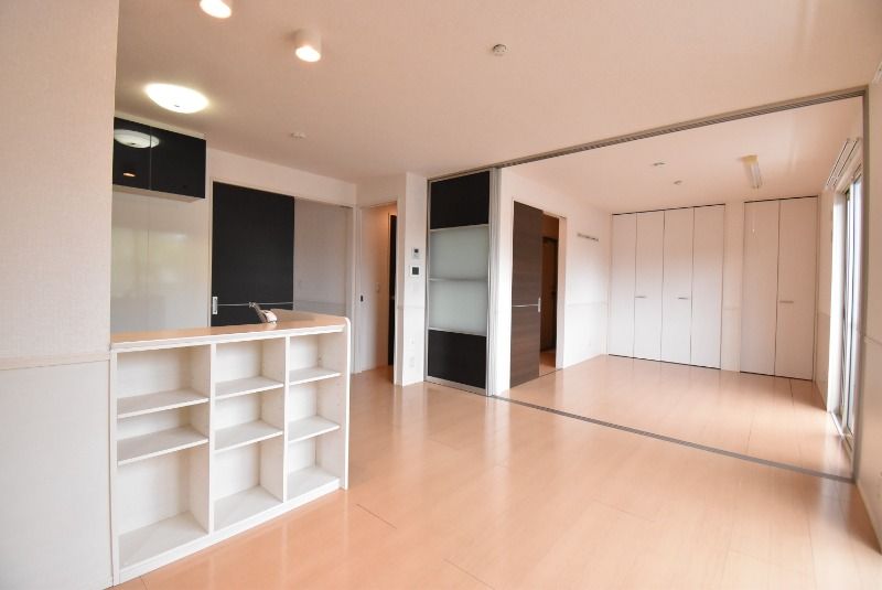 ��ʌ�����s�厚�ΐ_�̃A�p�[�g�̋��ԁE���r���O