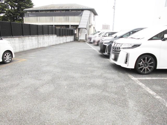 ��ʌ�����s�{�{���P���ڂ̃A�p�[�g�̒��ԏ�