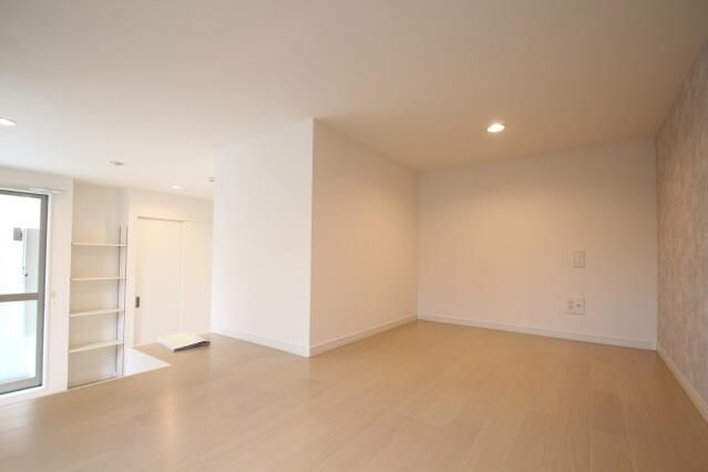 ��ʌ�����s�≺���S���ڂ̃A�p�[�g�̐Q��