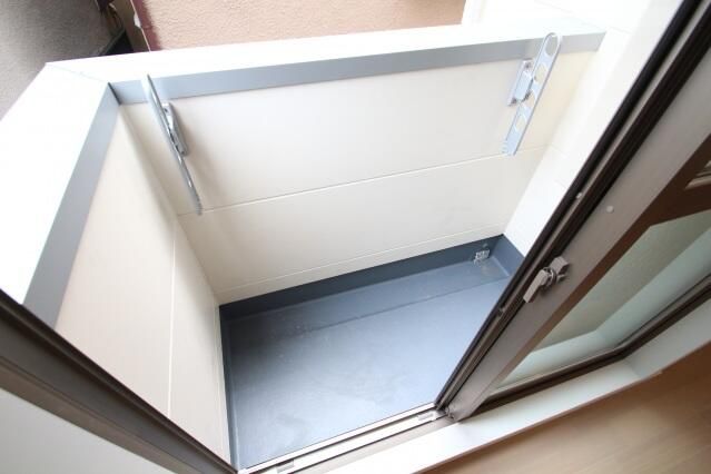 ��ʌ�����s�≺���S���ڂ̃A�p�[�g�̃o���R�j�[