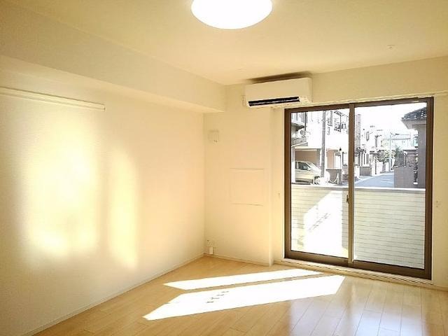 ��ʌ������s�����Q���ڂ̃A�p�[�g�̋��ԁE���r���O