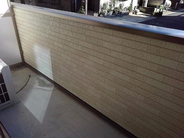 ��ʌ������s�����Q���ڂ̃A�p�[�g�̃o���R�j�[