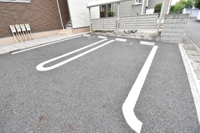 ��ʌ������s�����Q���ڂ̃A�p�[�g�̒��ԏ�