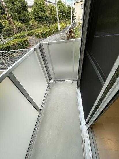 ��ʌ������s�����T���ڂ̃A�p�[�g�̃o���R�j�[