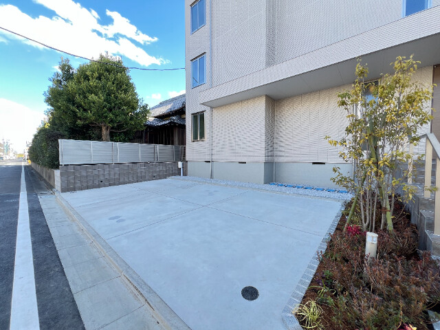 ��ʌ��O���s����c�Q���ڂ̃}���V�����̒��ԏ�