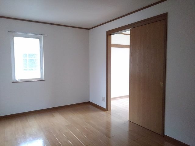 ��ʌ������s�V�P���̃A�p�[�g�̋��ԁE���r���O