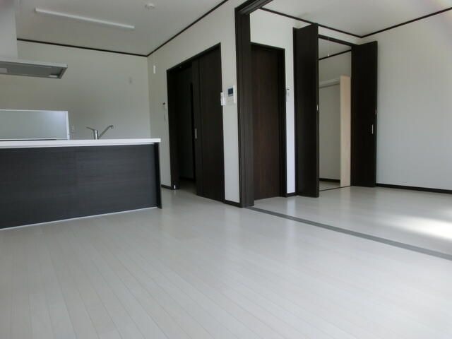 ��ʌ������s�V�����V���ڂ̃A�p�[�g�̋��ԁE���r���O