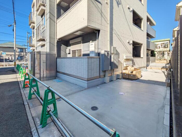 ��ʌ��������܎s�k��{�����S���ڂ̃A�p�[�g�̒��ԏ�