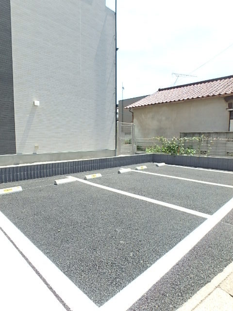 ��ʌ�����s�����P���ڂ̃}���V�����̒��ԏ�