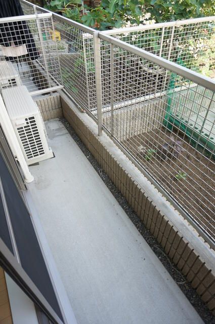 ��ʌ������s�����T���ڂ̃A�p�[�g�̃o���R�j�[