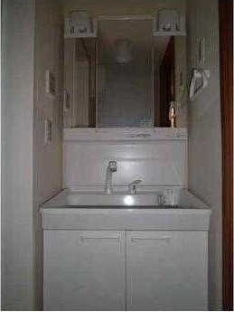 ��ʌ��������܎s�Y�a�擌�����̃A�p�[�g�̐��ʏ�