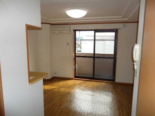 ��ʌ��k�����S�ɓޒ������j�U���ڂ̃A�p�[�g�̋����E���r���O