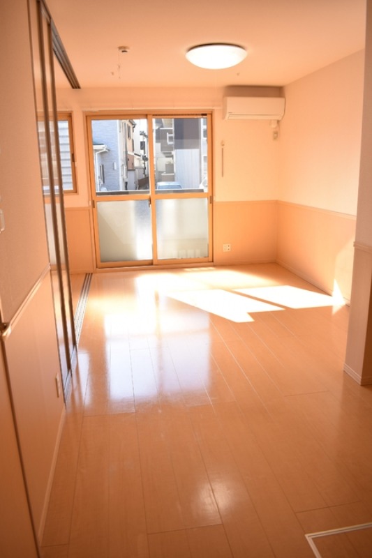 ��ʌ�����s�㕽�����P���ڂ̃A�p�[�g�̋��ԁE���r���O