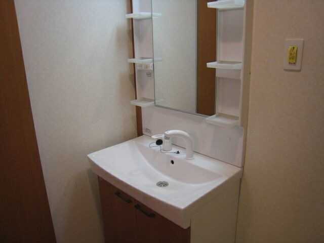 ��ʌ��������܎s��΋擌��΂R���ڂ̃}���V�����̐��ʏ�