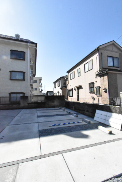 ��ʌ��z�J�s��z�J�R���ڂ̃}���V�����̒��ԏ�