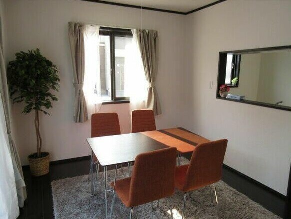 ��ʌ��@�c�s���m�؂S���ڂ̃e���X�n�E�X�̋��ԁE���r���O