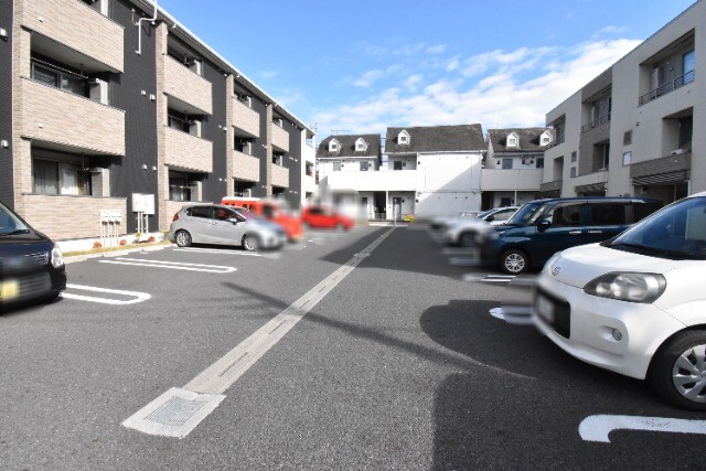 ��ʌ������s���]�P���ڂ̃A�p�[�g�̒��ԏ�