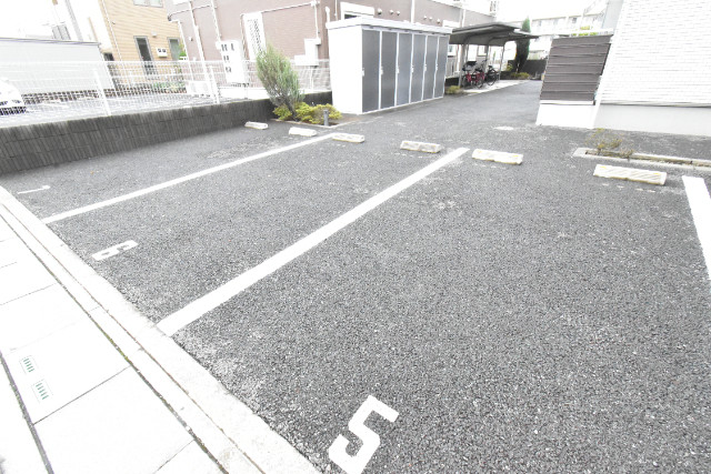 ��ʌ��z�J�s���C�N�^�E���U���ڂ̃A�p�[�g�̒��ԏ�