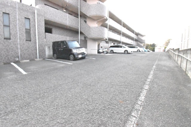 ��ʌ�����s�厚���s�g���̃}���V�����̒��ԏ�