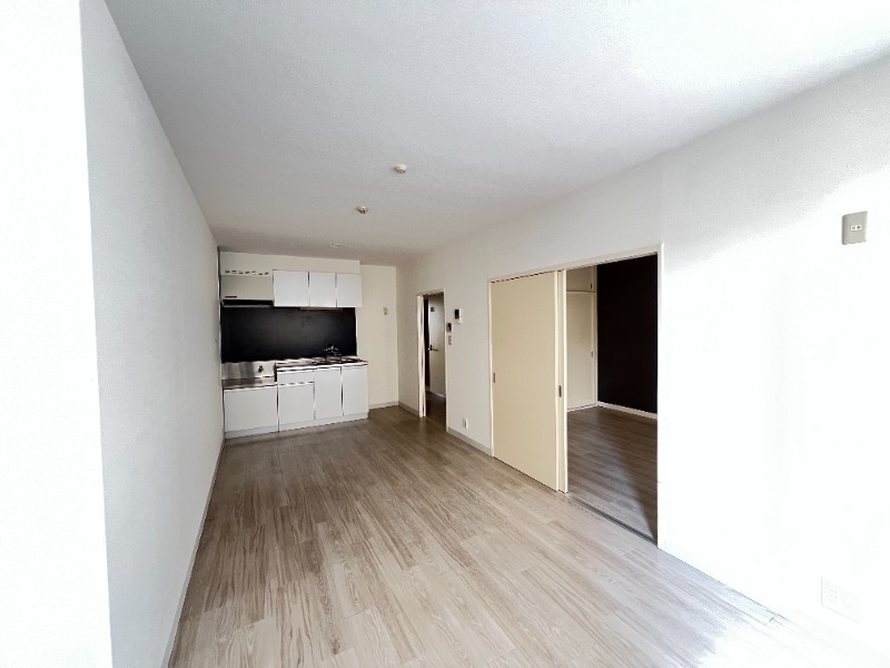 ��ʌ��z�J�s�ԎR���R���ڂ̃A�p�[�g�̋��ԁE���r���O