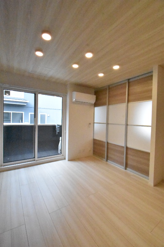 ��ʌ������s�V�����X���ڂ̃A�p�[�g�̋��ԁE���r���O