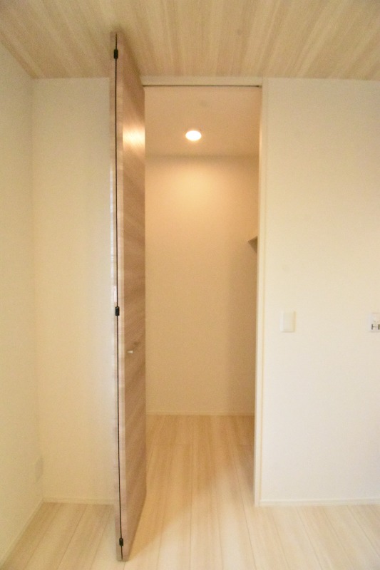 ��ʌ������s�V�����X���ڂ̃A�p�[�g�̎��[